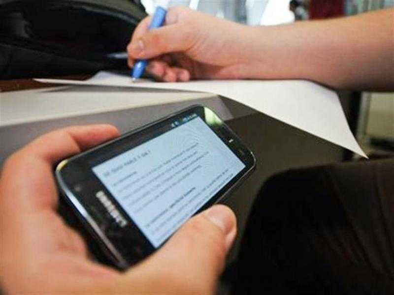 ضبط ملاحِظة في لجنة امتحانات لتسريب أسئلة على تليجرام