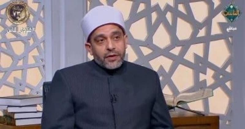 حكم صلاة المرأة وقدماها مكشوفتان.. أمين الفتوى يحسم جدل