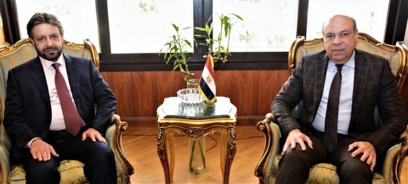 وزير الطيران المدني المصري يبحث التعاون مع وفد إماراتي رفيع المستوى