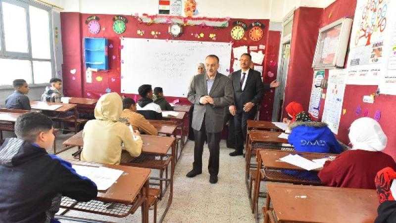 محافظ أسيوط يتفقد لجان الشهادة الإعدادية بمدارس ناصر وأسيوط الرسمية للغات
