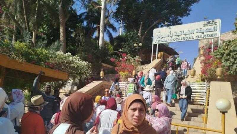 270 شابا وفتاة يزورون المعالم السياحية بأسوان ضمن رحلات الشباب