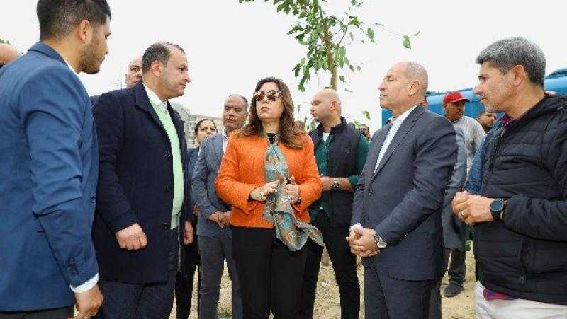 وزيرة التنمية المحلية ومحافظ القاهرة يتفقدان تشجير الطريق الدائري