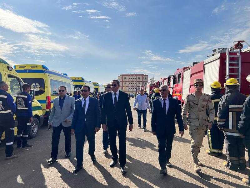 محافظ قنا يتفقد اصطفاف المعدات والمركبات لمواجهة الأزمات والطوارئ.. صور