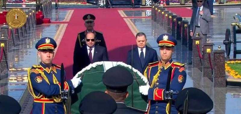 الرئيس السيسي يستعرض حرس الشرف ويضع إكليل زهور على النصب التذكاري لشهداء الشرطة