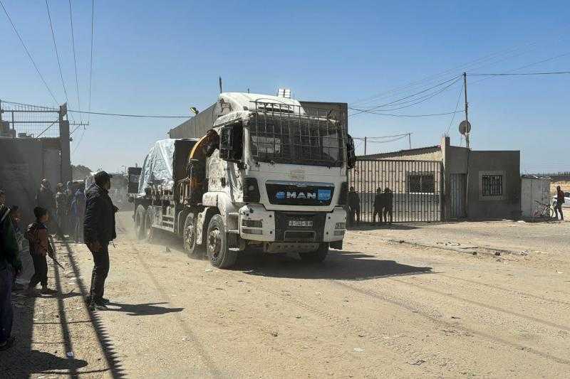 دخول 174 شاحنة مساعدات إنسانية من بينها 14 شاحنة وقود إلى معبري العوجة وكرم أبو سالم
