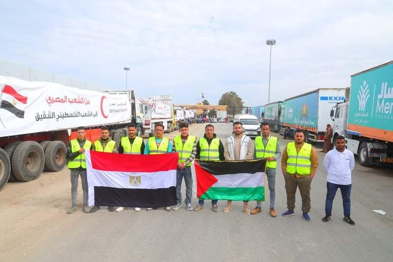 وصول شاحنات مساعدات «صناع الخير» إلى معبر رفح استعدادًا لدخولها إلى قطاع غزة