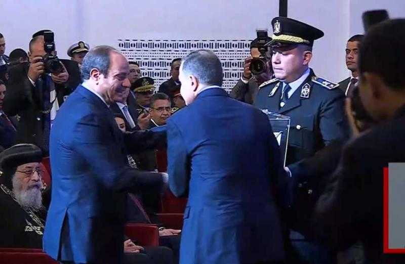وزير الداخلية يهدي الرئيس السيسي تذكارًا خلال حفل عيد الشرطة الـ 73