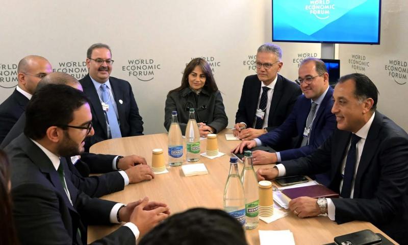 رئيس الوزراء يلتقي رئيس مجلس إدارة صندوق العمل ”تمكين” البحريني