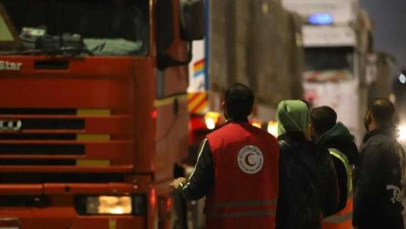 الهلال الأحمر يواصل تقديم المساعدات الإنسانية لقطاع غزة في اليوم الخامس من الهدنة