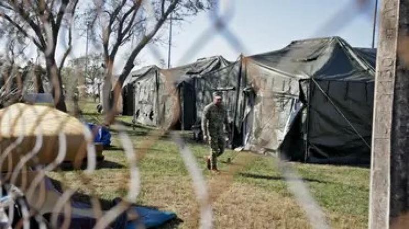 المكسيك تنصب خيامًا ضخمة على الحدود الأمريكية تحسبًا لتنفيذ ترامب تهديده بالترحيل الجماعي للمهاجرين