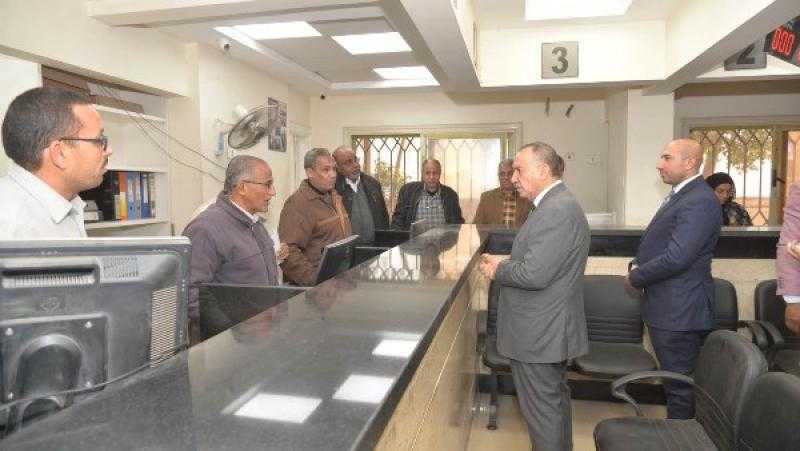 محافظ أسيوط يتابع سير العمل بمركز خدمة المواطنين النموذجي بالبيسري