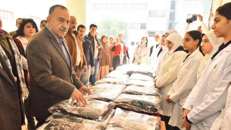 محافظ أسيوط يشهد توزيع أقمشة على طالبات المدرسة الثانوية الصناعية مجاناً