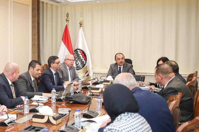 وزير قطاع الأعمال: مجمع كفر الدوار يمثل خطوة هامة لتطوير صناعة الغزل والنسيج
