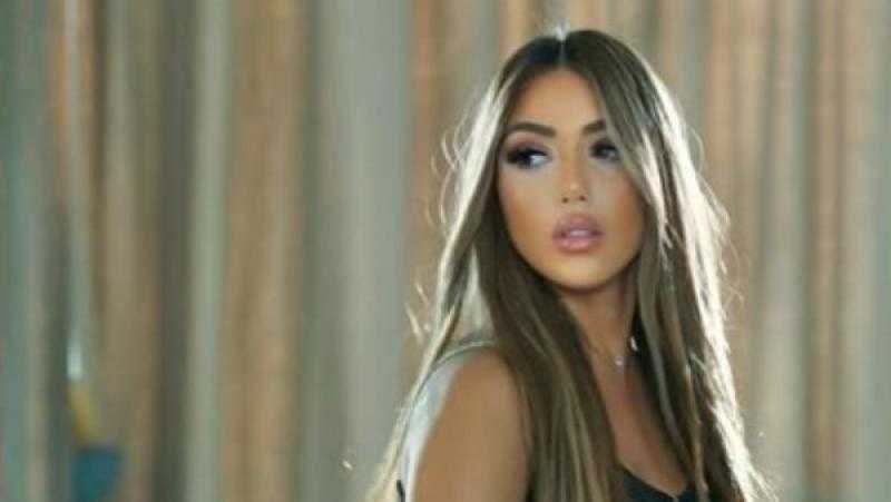 بفستان قصير| سارة سلامة تثير ضجة بإطلالتها في باريس