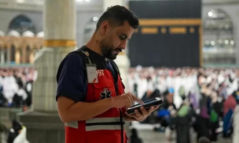 الفرق الإسعافية بمكة تعيد النبض لمعتمرة مصرية توقف قلبها أثناء الطواف