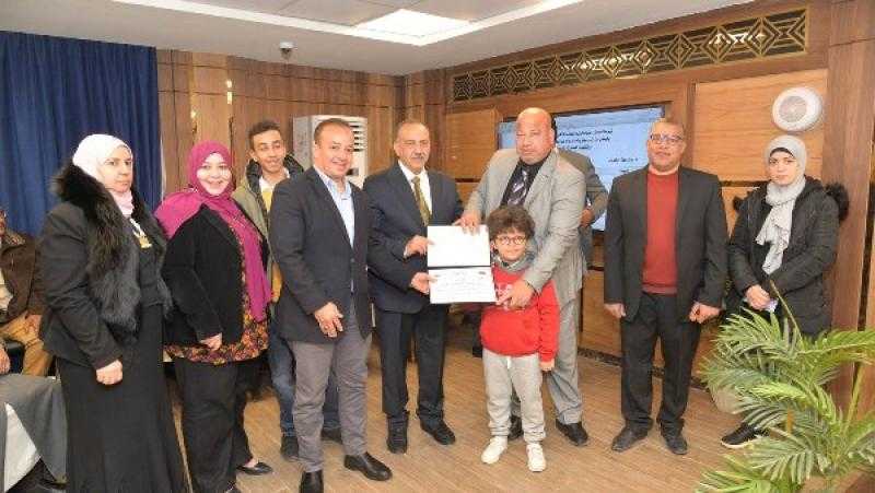 تبرعوا بأرض ومبنى للصالح العام.. محافظ أسيوط يكرم ورثة أحد المواطنين بالبداري