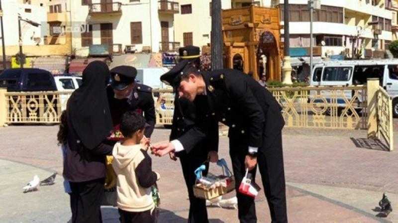 الداخلية توزع الهدايا على المواطنين بالشوارع احتفالا بعيد الشرطة