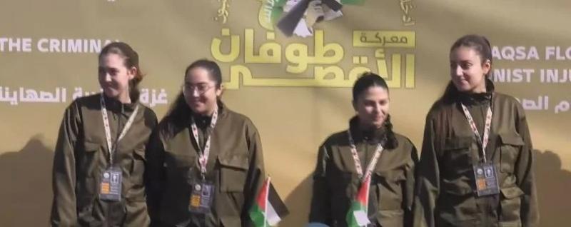 شاهد.. مجندات إسرائيل المفرج عنهن من قبل فصائل فلسطينية يلتحقن بعائلاتهن