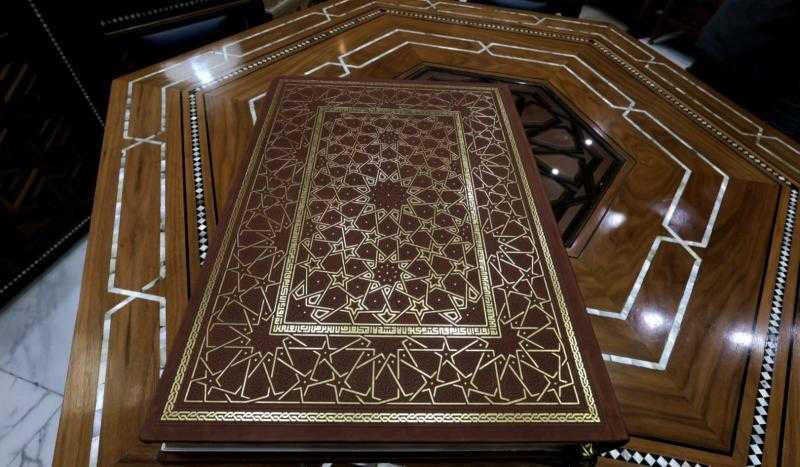 استغرق العمل عليه 20 عاما بوزن 35 كيلو.. جناح الأزهر يقدم لزواره مصحفًا فريدًا بزخرفة فنية شاملة