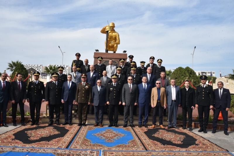 محافظ بورسعيد يضع الزهور على النصب التذكاري لشهداء الشرطة