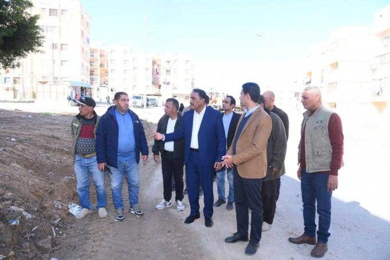 محافظ مطروح يتفقد أعمال حملات النظافة بالأحياء السكنية ويوجه بتكرارها
