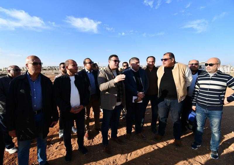 وزير الإسكان يتفقد رفع كفاءة الطرق والمحاور والمشروعات الجارية بالأراضي المضافة لمدينة الشروق