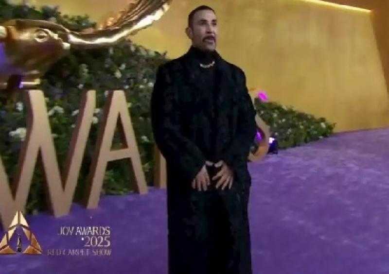 أحمد سعد يعرض بالطو Joy Awards للبيع في مزاد لصالح مستشفى 57357