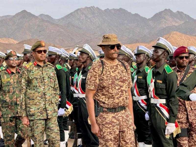 البرهان خلال زيارته القيادة العامة بالخرطوم: القوات المسلحة فى أفضل حالاتها