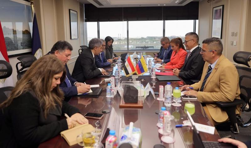 وزير السياحة والآثار يستقبل وزير ثقافة فنزويلا لتعزيز التعاون الثنائي بين البلدين في مجال الآثار