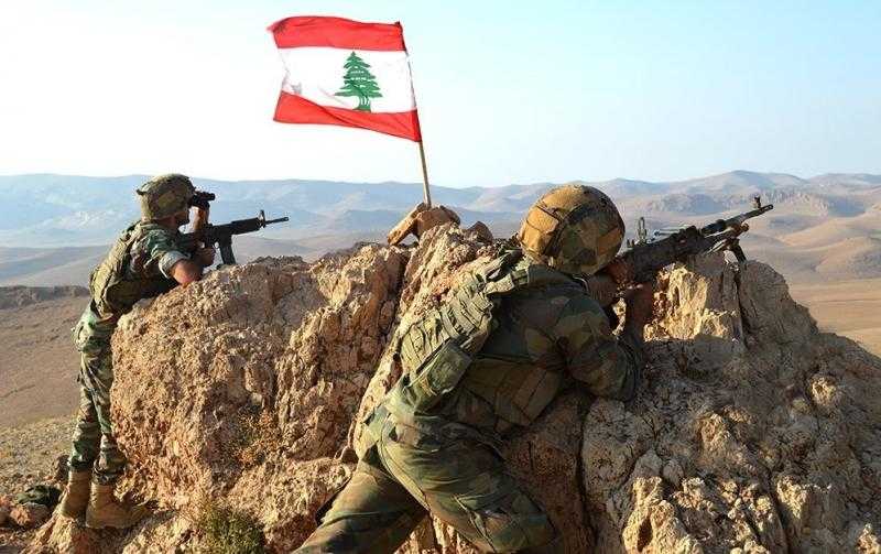 الجيش اللبناني يدهم منازل في بلدَتي القصر والعصفورية ويضبط أسلحة وذخائر