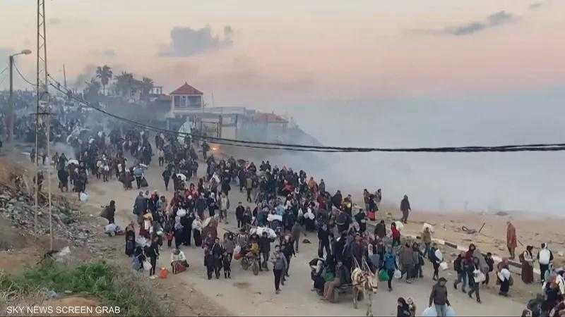 طوابير طويلة من الغزيين فى شارع الرشيد تبدأ العودة إلى شمال القطاع