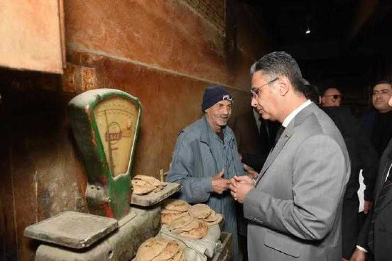 جولة ميدانية مفاجئة لوزير التموين بالجيزة للاطمئنان على توافر الخبز والسلع وتشديد الرقابة على الأسواق