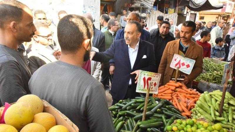 محافظ أسيوط يتفقد سوق الخضار والفاكهة بمنطقة الأربعين بحي غرب