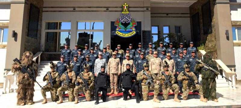 وزير الدفاع يتفقد قاعدة البحر الأحمر البحرية ويلتقى بعدد من المقاتلين.. فيديو وصور