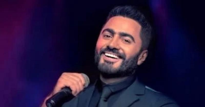تامر حسنى خلال زيارته للطالبة ”كارما”: ”أنتِ زي بنتى وهترجعى أقوى من الأول”