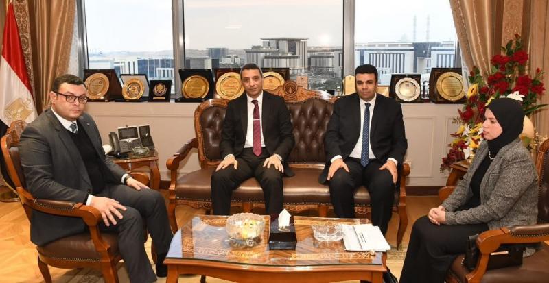 وزير الإسكان ومحافظ السويس يتابعان عدداً من ملفات العمل والمشروعات المشتركة
