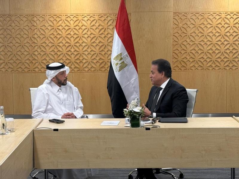وزير الصحة يلتقي وزير صحة دولة قطر لبحث سبل تعزيز التعاون وتبادل الخبرات بين الدولتين