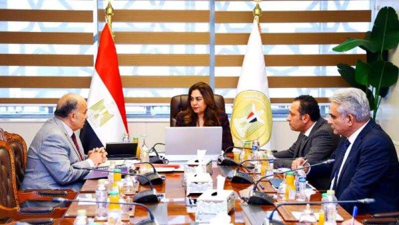 وزيرة التنمية المحلية تتابع مع شركة نهضة مصر للخدمات البيئية جهود تحسين مستوى النظافة
