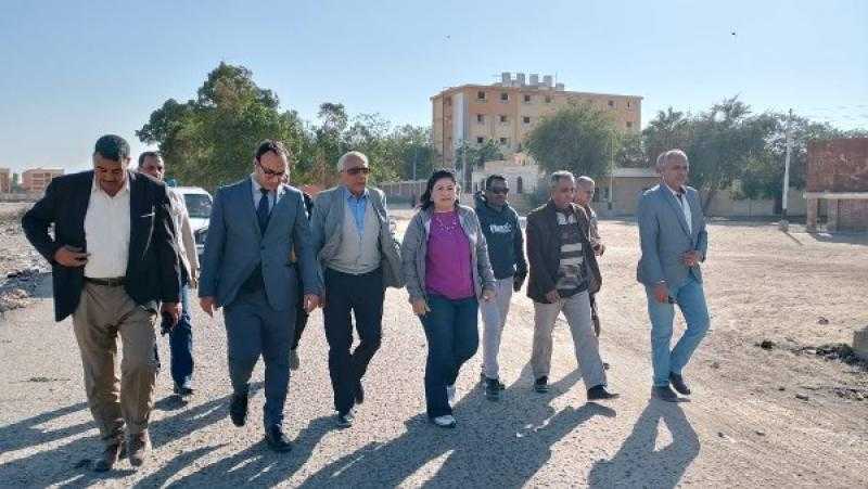 نائب محافظ أسيوط يتفقد إنشاء منطقة صناعية وسوق للخضر والفاكهة بالكوم الأحمر