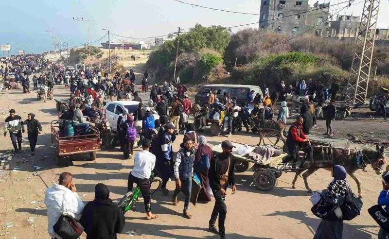آلاف الفلسطينيين النازحين يستأنفون العودة إلى شمال غزة