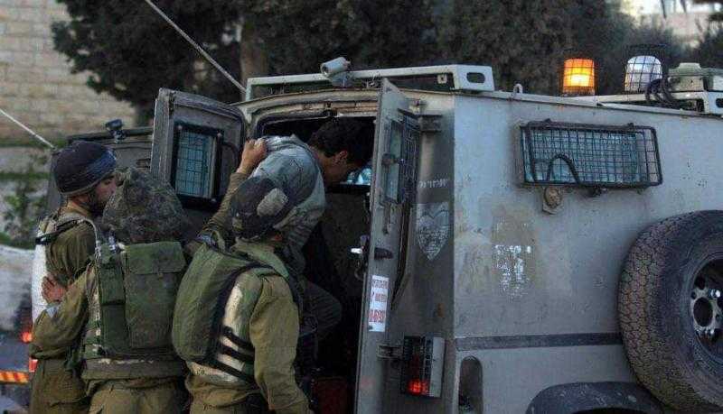 قوات الاحتلال تعتقل 25 فلسطينيا على الأقل من الضفة بينهم أسرى سابقون