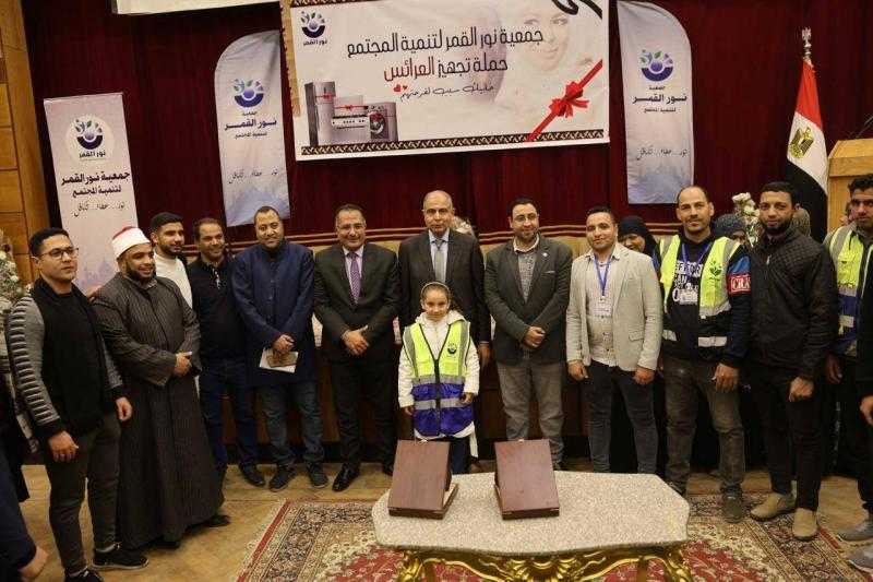 محافظ المنيا يسلم أجهزة كهربائية لـ20 عروسا ضمن مبادرة بداية