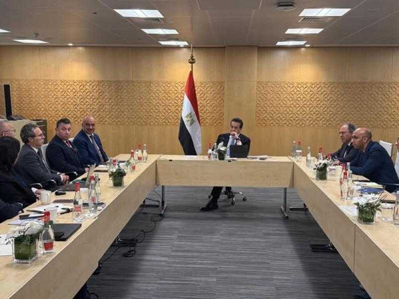 خالد عبدالغفار: الدولة المصرية تولي اهتمامًا كبيرا لتوطين صناعة الأدوية والأجهزة الطبية