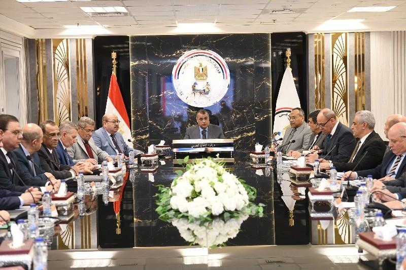وزير الإنتاج الحربي يناقش الموازنة العامة التخطيطية للشركات والوحدات التابعة للوزارة