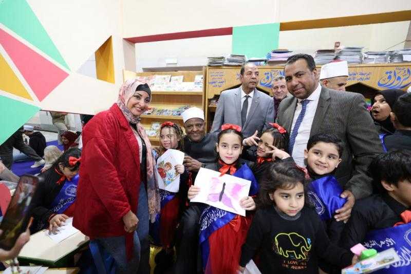شومان مع أطفال ”نور”.. تفاعل وبهجة في معرض القاهرة الدولي للكتاب 2025