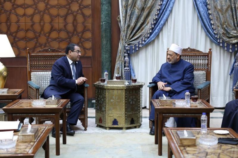شيخ الأزهر: الرئيس السيسي يوافق على تعيين ٤٠ ألف معلم بالمعاهد الأزهرية على مراحل