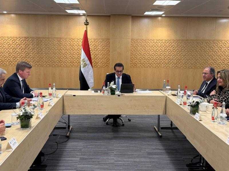 نائب رئيس مجلس الوزراء يبحث مع ممثلي شركة «Elekta» التعاون للتوسع في مراكز العلاج الإشعاعي