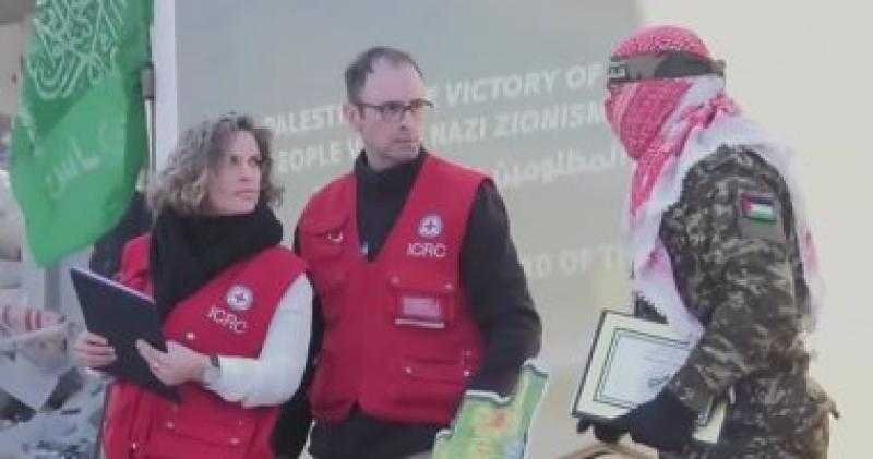 وصول المحتجزين الإسرائيليين أربيل يهود وجادى موزيس إلى خان يونس تمهيدا لتسليمهما