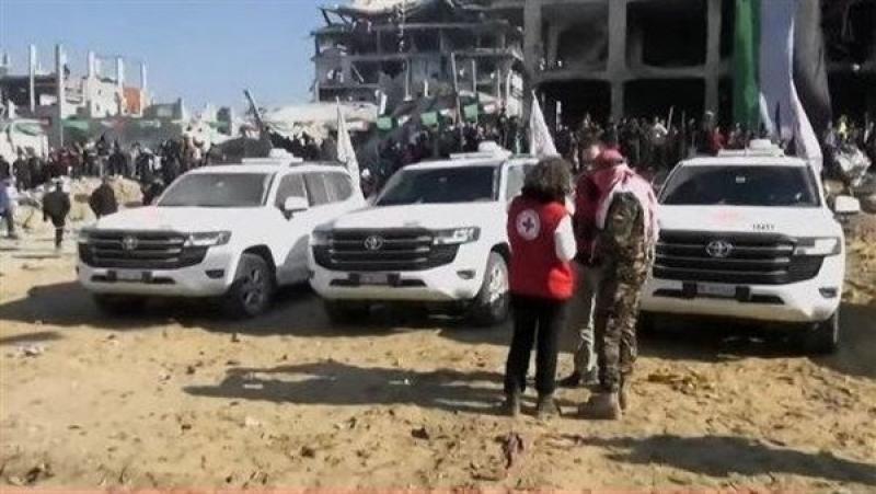 بعد قليل.. الصليب الأحمر يتسلم المحتجزين الإسرائيليين جادي موزيس وأربيل يهود