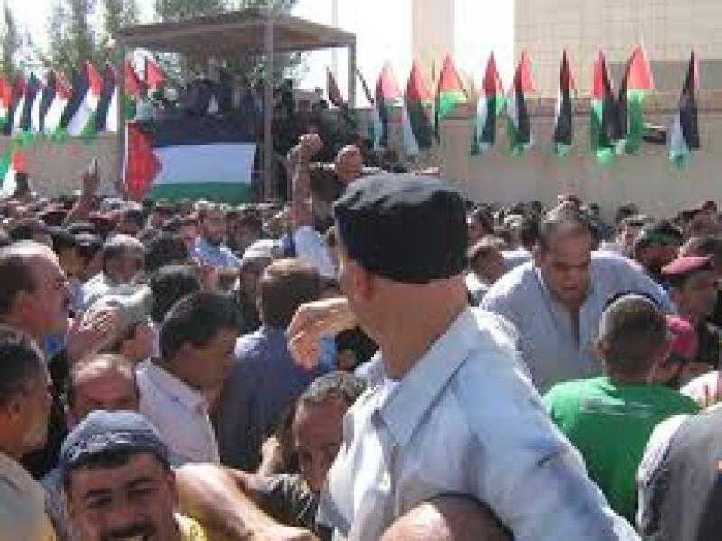الشاباك يحذر ذوى الأسرى الفلسطينيين من الاحتفال بالإفراج عنهم